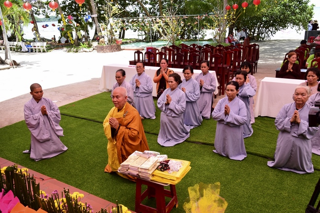 Giving gifts, offerings alms things and freeing creatures in Ha Tien.