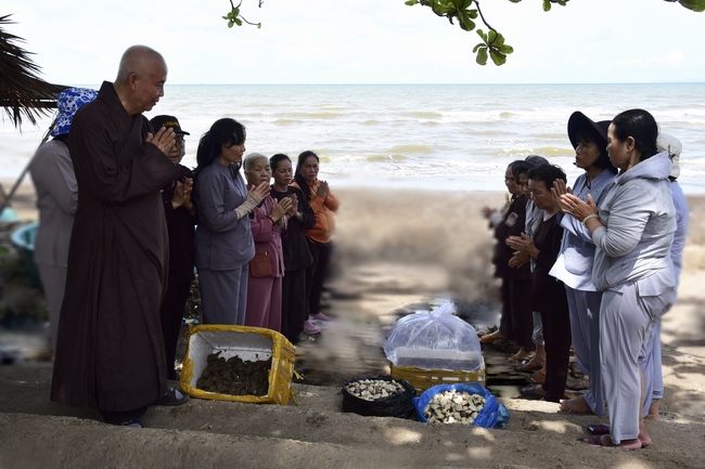 Giving gifts, offerings alms things and freeing creatures in Ha Tien.
