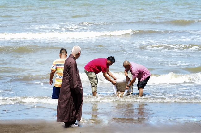 Giving gifts, offerings alms things and freeing creatures in Ha Tien.