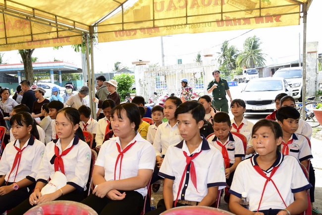 Giving gifts, offerings alms things and freeing creatures in Ha Tien.