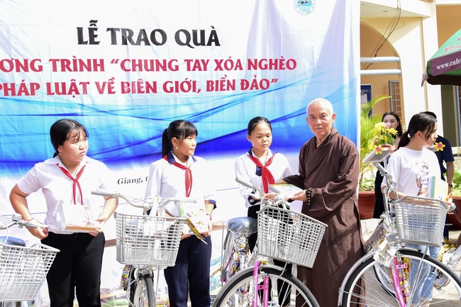 Giving gifts, offerings alms things and freeing creatures in Ha Tien.
