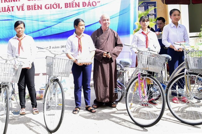 Giving gifts, offerings alms things and freeing creatures in Ha Tien.