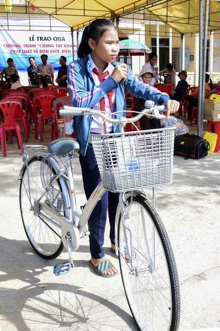 Giving gifts, offerings alms things and freeing creatures in Ha Tien.
