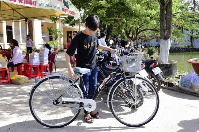 Giving gifts, offerings alms things and freeing creatures in Ha Tien.