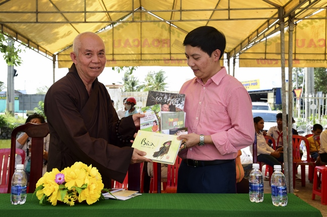 Giving gifts, offerings alms things and freeing creatures in Ha Tien.
