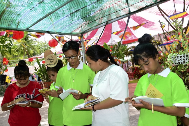 Giving gifts, offerings alms things and freeing creatures in Ha Tien.