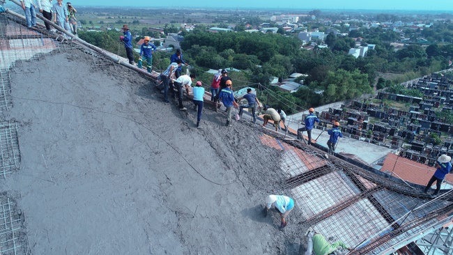 Fulfilling Concrete the Multifunctional Building’s  Roof
