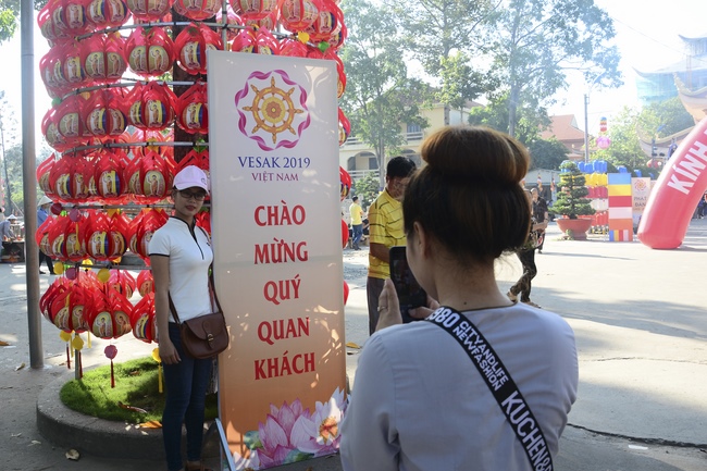 Impressive Vesak Ceremony at Hoang Phap temple
