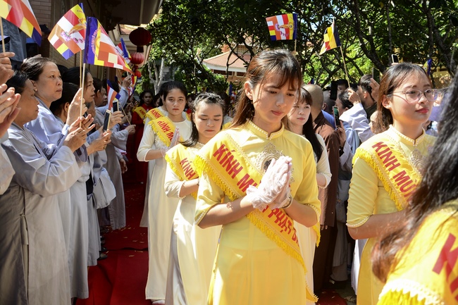 Impressive Vesak Ceremony at Hoang Phap temple