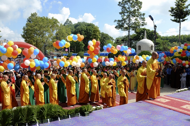Impressive Vesak Ceremony at Hoang Phap temple