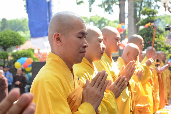Impressive Vesak Ceremony at Hoang Phap temple