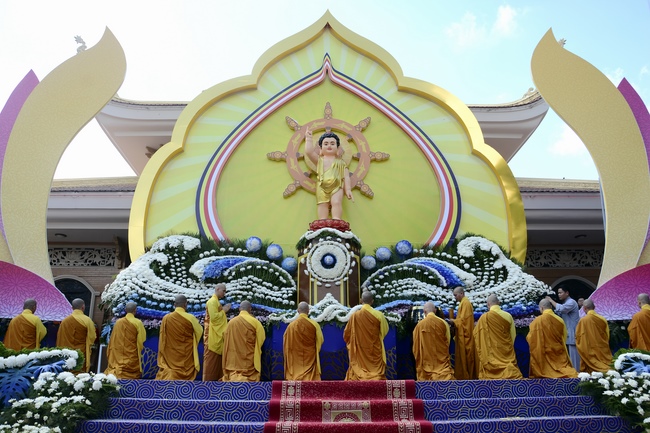 Impressive Vesak Ceremony at Hoang Phap temple