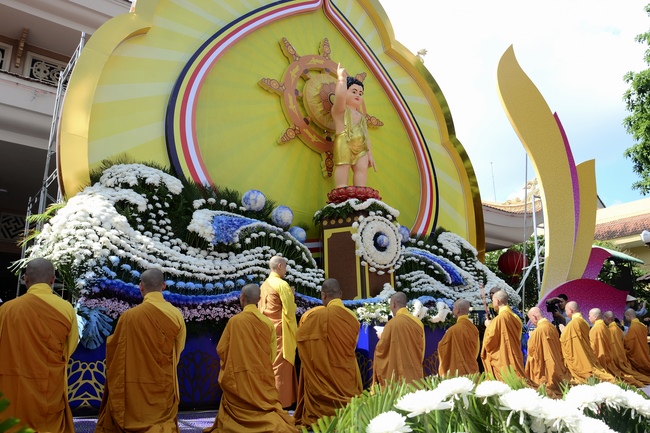 Impressive Vesak Ceremony at Hoang Phap temple