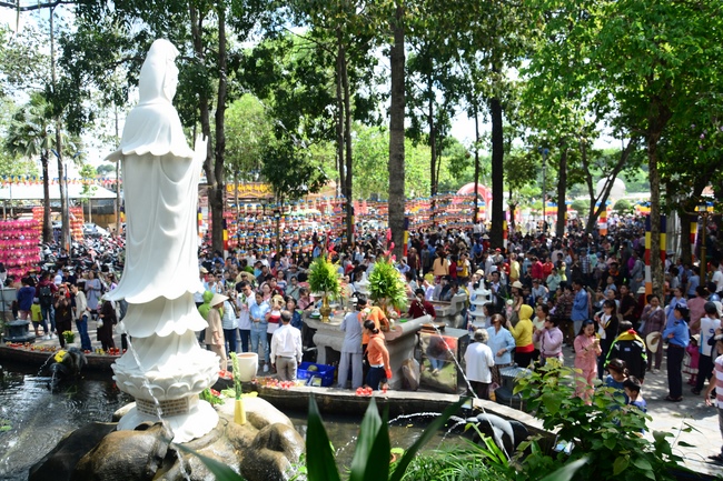 Impressive Vesak Ceremony at Hoang Phap temple