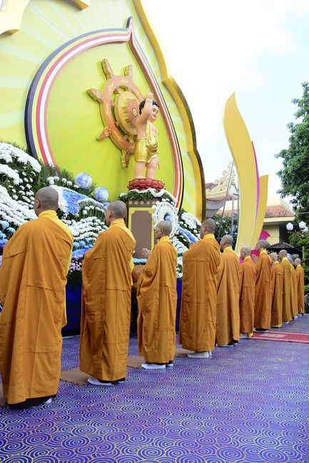 Impressive Vesak Ceremony at Hoang Phap temple