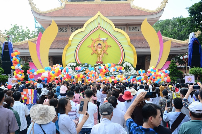 Impressive Vesak Ceremony at Hoang Phap temple