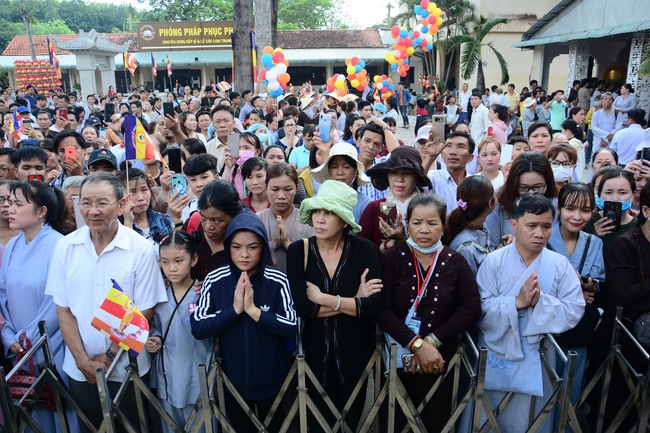 Impressive Vesak Ceremony at Hoang Phap temple