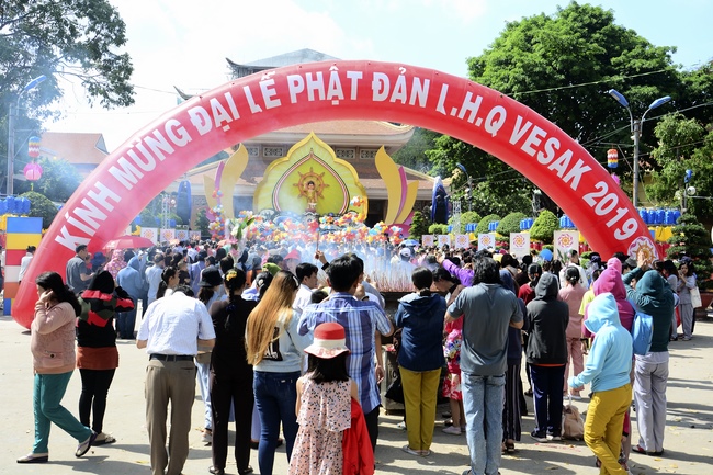 Impressive Vesak Ceremony at Hoang Phap temple