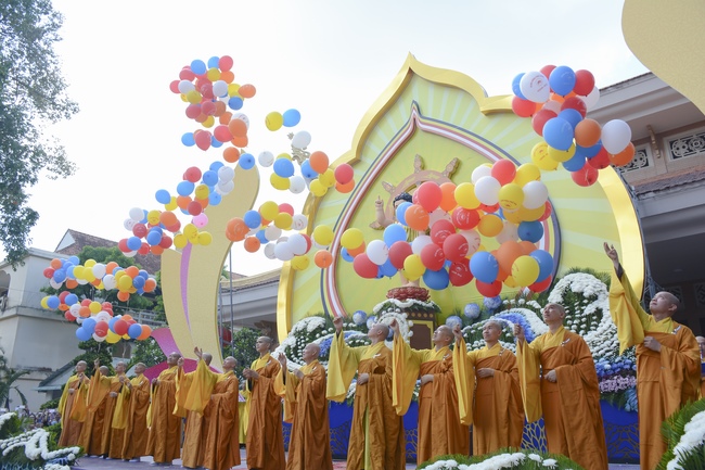Impressive Vesak Ceremony at Hoang Phap temple