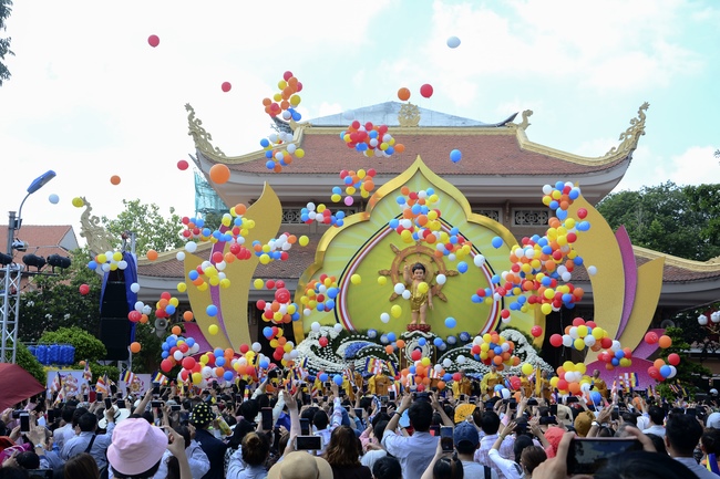 Impressive Vesak Ceremony at Hoang Phap temple