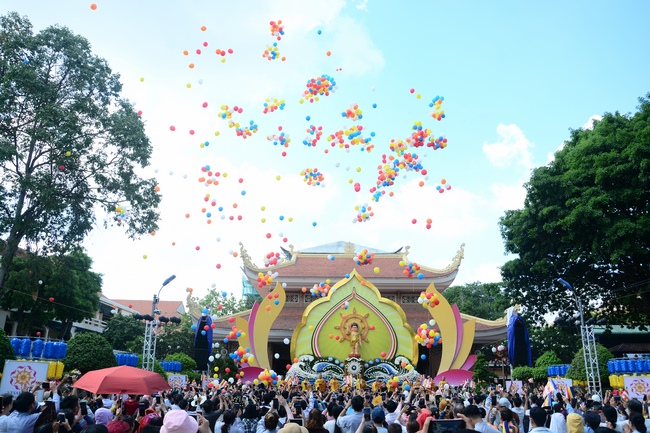 Impressive Vesak Ceremony at Hoang Phap temple