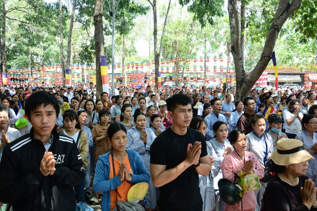 Impressive Vesak Ceremony at Hoang Phap temple