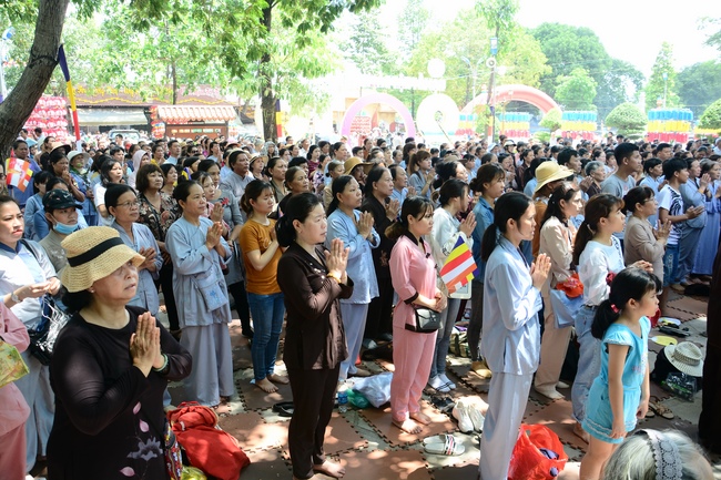 Impressive Vesak Ceremony at Hoang Phap temple