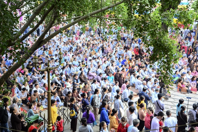 Impressive Vesak Ceremony at Hoang Phap temple