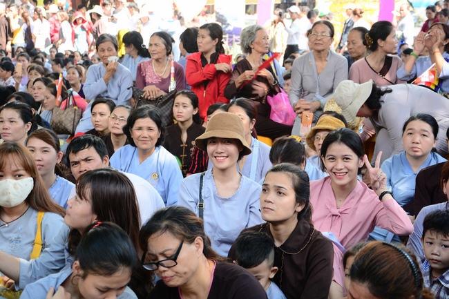 Impressive Vesak Ceremony at Hoang Phap temple
