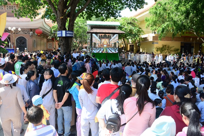 Impressive Vesak Ceremony at Hoang Phap temple
