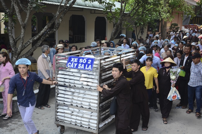 Impressive Vesak Ceremony at Hoang Phap temple