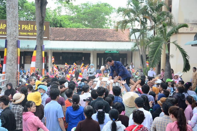 Impressive Vesak Ceremony at Hoang Phap temple