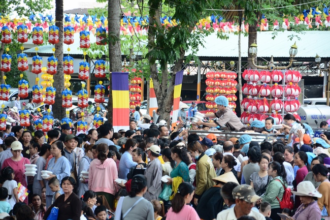 Impressive Vesak Ceremony at Hoang Phap temple