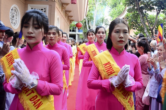 Impressive Vesak Ceremony at Hoang Phap temple