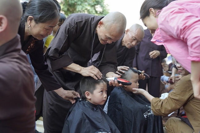 Sowing conditions of leaving-home on the Buddha's birthday season 2019