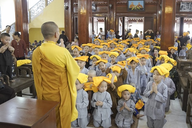 Sowing conditions of leaving-home on the Buddha's birthday season 2019