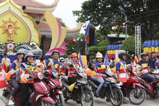 Diễu hành xe đạp mừng đại lễ Phật đản 2019