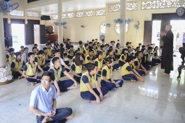 Trường Tuệ Đức sinh hoạt ngoại khóa tại chùa Hoằng Pháp