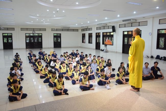 Trường Tuệ Đức sinh hoạt ngoại khóa tại chùa Hoằng Pháp