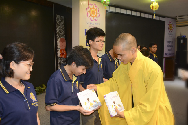 Trường Tuệ Đức sinh hoạt ngoại khóa tại chùa Hoằng Pháp