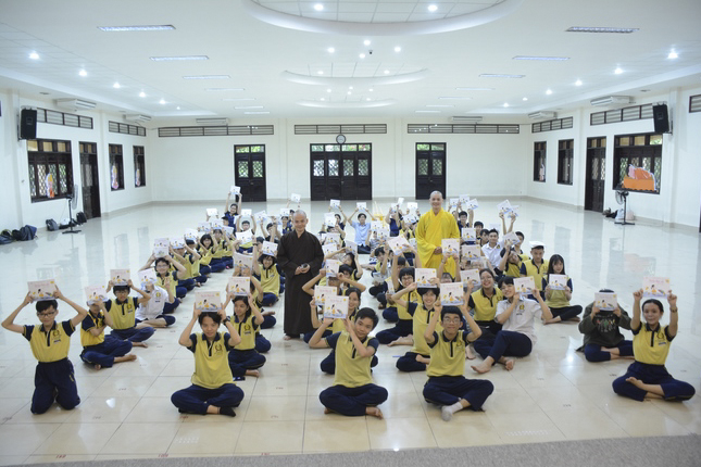 Trường Tuệ Đức sinh hoạt ngoại khóa tại chùa Hoằng Pháp