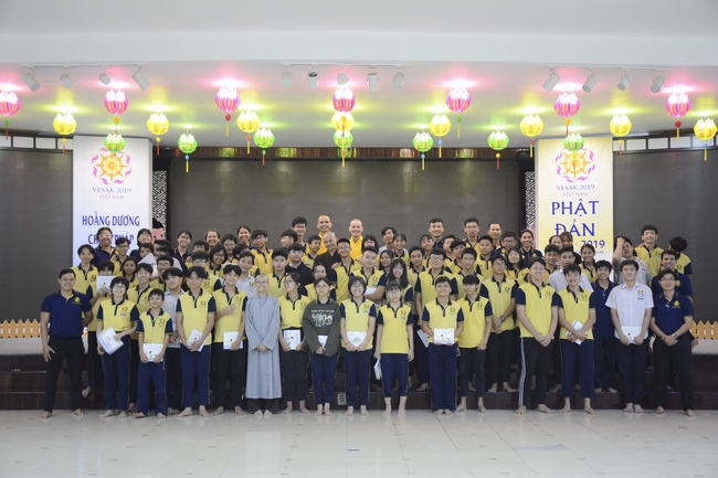 Trường Tuệ Đức sinh hoạt ngoại khóa tại chùa Hoằng Pháp