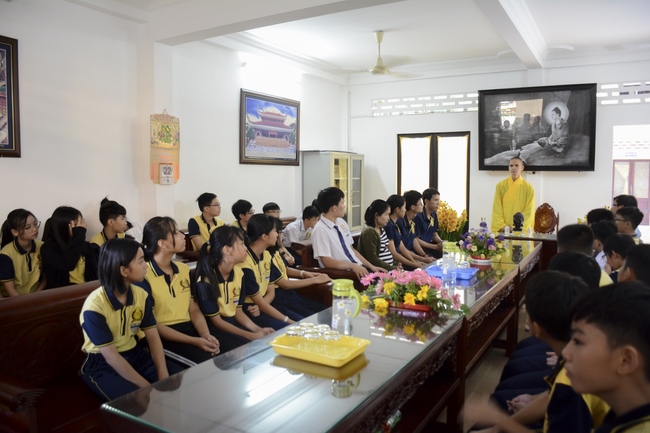 Trường Tuệ Đức sinh hoạt ngoại khóa tại chùa Hoằng Pháp