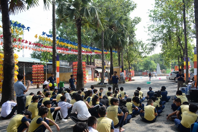 Trường Tuệ Đức sinh hoạt ngoại khóa tại chùa Hoằng Pháp