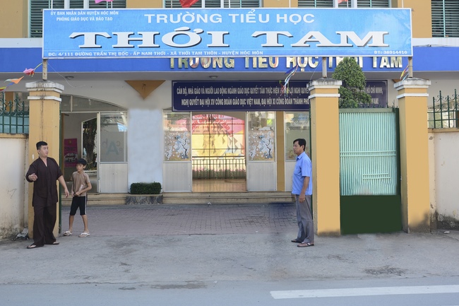 Tặng quà học sinh nhân mùa Phật đản