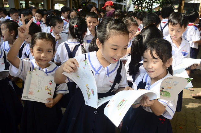 Tặng quà học sinh nhân mùa Phật đản