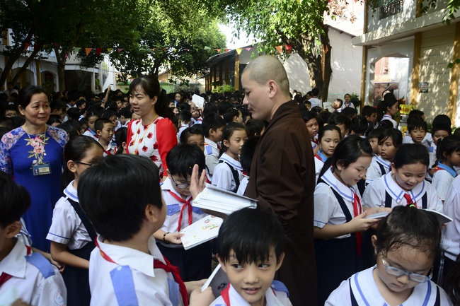 Tặng quà học sinh nhân mùa Phật đản