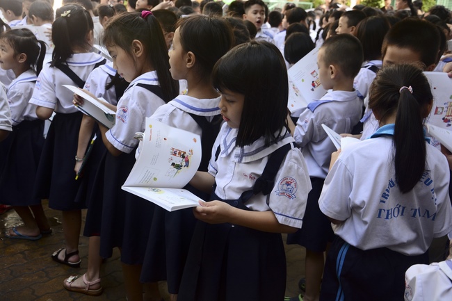 Tặng quà học sinh nhân mùa Phật đản