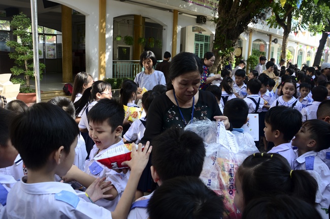 Tặng quà học sinh nhân mùa Phật đản
