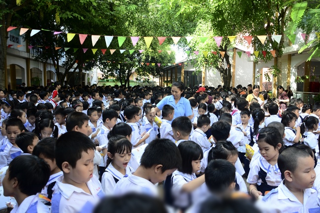 Tặng quà học sinh nhân mùa Phật đản